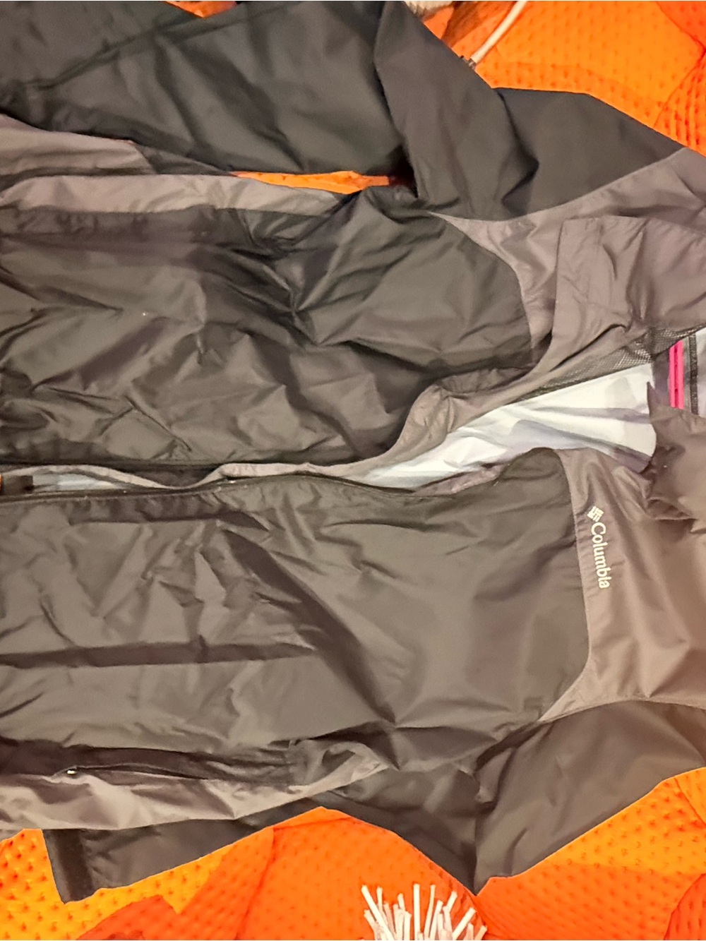 Columbia Black Men’s Ski & Windbreaker Jacket with Subtle Gray Panels